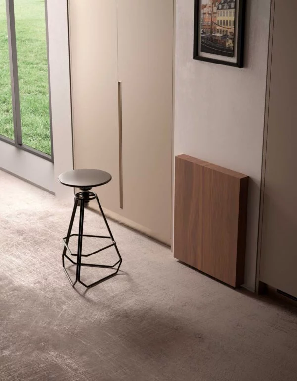 Just – Tilting table with single folding leg
